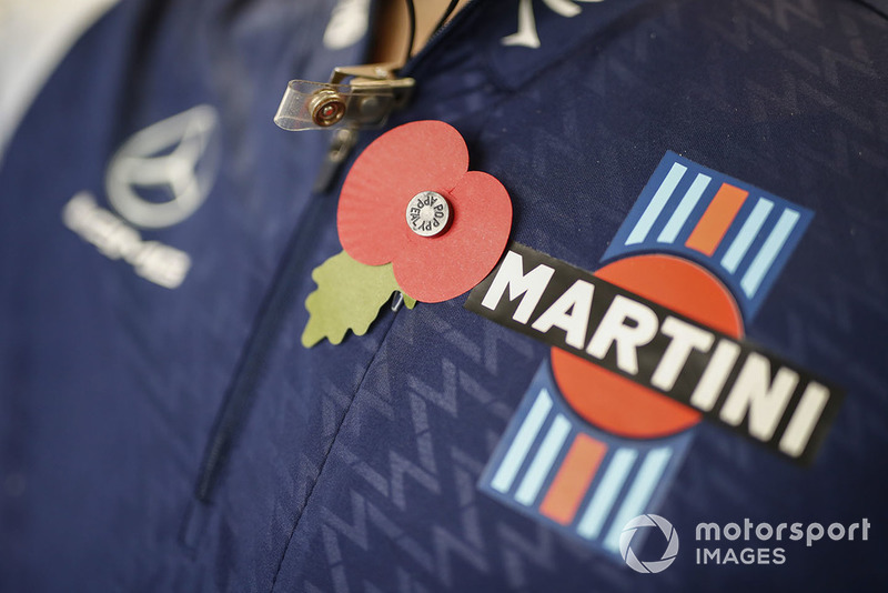 Un coquelicot sur la chemise d'un membre de l'équipe Williams