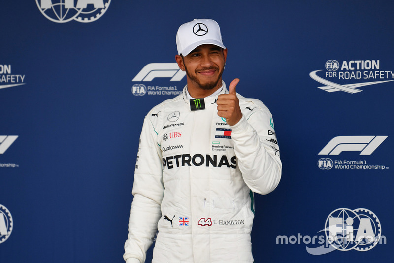 Zdobywca pole position Lewis Hamilton, Mercedes AMG F1, cieszy się w parku zamkniętym