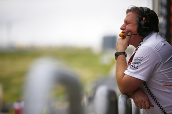 Zak Brown, PDG et directeur exécutif de McLaren Racing, regarde la séance depuis les stands