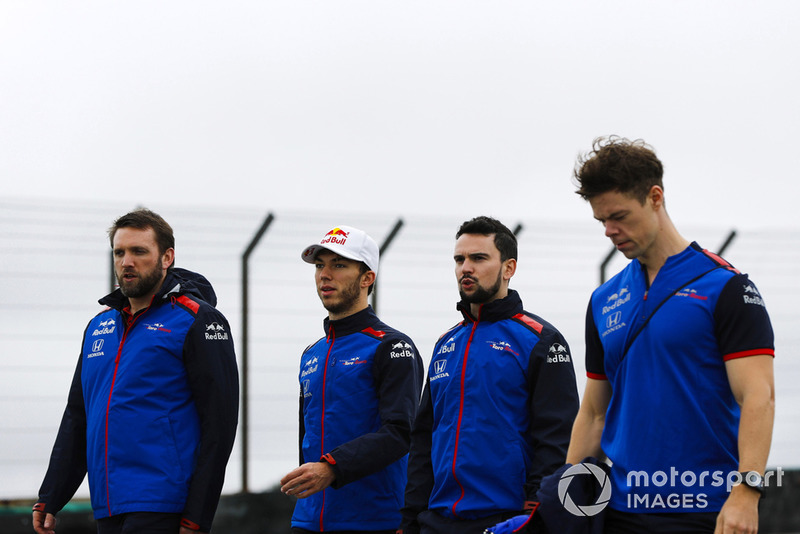 Pierre Gasly, Toro Rosso, ispeziona il circuito con i colleghi