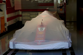 La voiture de Sebastian Vettel, Ferrari SF71H sous un drap dans le garage