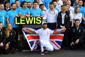 Lewis Hamilton, Mercedes AMG F1 celebra con el equipo