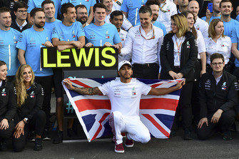 Lewis Hamilton, Mercedes AMG F1 celebrates with his team
