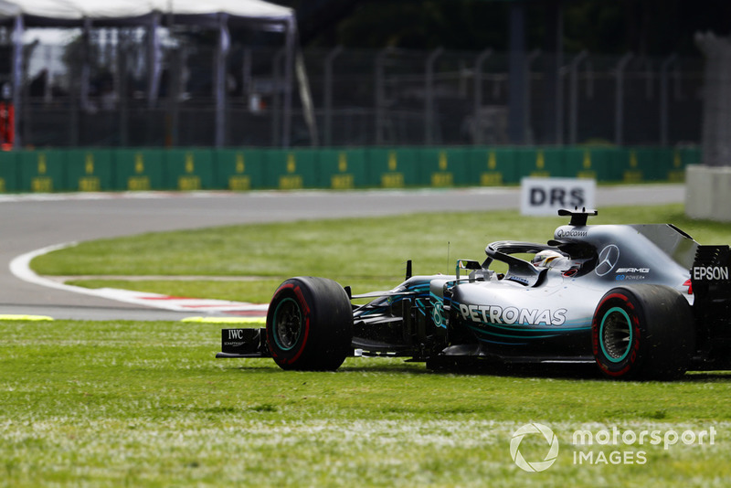 Lewis Hamilton, Mercedes AMG F1 W09 EQ Power+, corre sobre la hierba mientras él lucha con Daniel Ricciardo, Red Bull Racing RB14