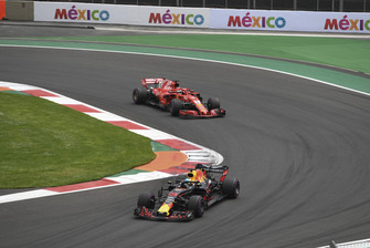 Даніель Ріккардо (Red Bull RB14) попереду Себастьяна Феттеля (Ferrari SF71H)