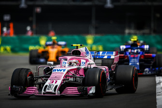 Esteban Ocon, Racing Point Force India VJM11, leads Pierre Gasly, Scuderia Toro Rosso STR13