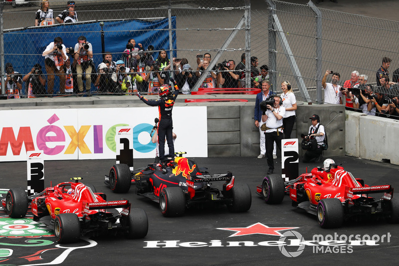 Max Verstappen, Red Bull Racing, celebra en Parc Ferme, mientras Kimi Raikkonen, Ferrari y Sebastian Vettel, Ferrari aparcan sus coches