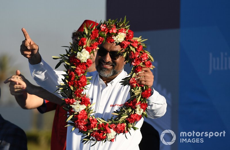 Dilbagh Gill, CEO, Team Principal, Mahindra Racing, festeggia sul podio