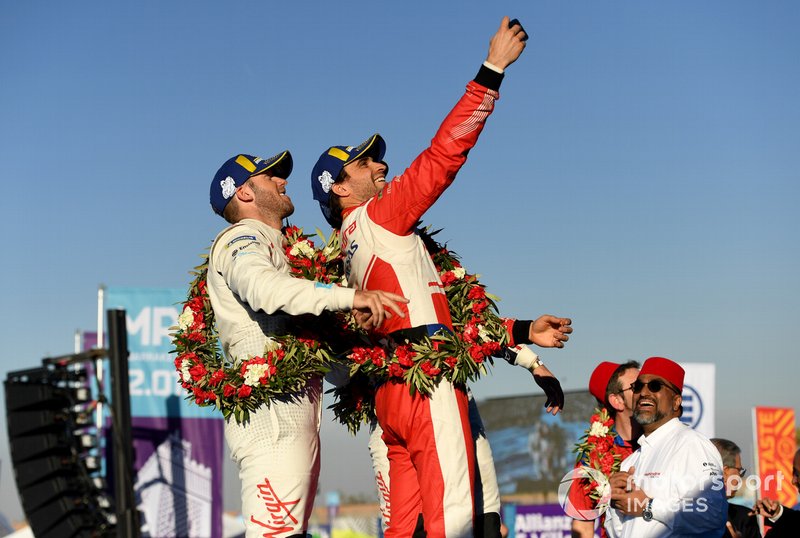 Robin Frijns, Envision Virgin Racing, 2nd position, Jérôme d'Ambrosio, Mahindra Racing, 1° classificato, Sam Bird, Envision Virgin Racing, 3° classificato, scattano una foto sul podio