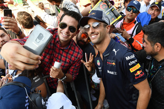 Daniel Ricciardo, Red Bull Racing fans selfie