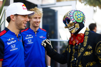 Pierre Gasly, Toro Rosso, and Brendon Hartley, Toro Rosso, meets a skeleton