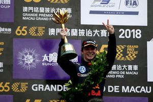 Podium : Le vainqueur Dan Ticktum, Motopark Academy