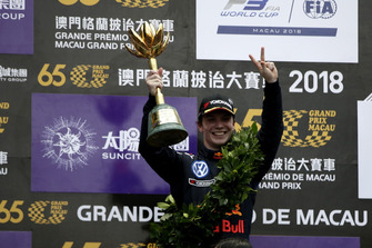 Podium: Racewinnaar Dan Ticktum, Motopark Academy
