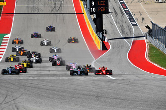 Lewis Hamilton, Mercedes-AMG F1 W09 lotta con Kimi Raikkonen, Ferrari SF71H, alla partenza