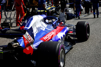 Pierre Gasly, Scuderia Toro Rosso STR13, arrives on the grid