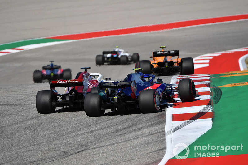 Pierre Gasly, Toro Rosso STR13 lotta con Marcus Ericsson, Sauber C37