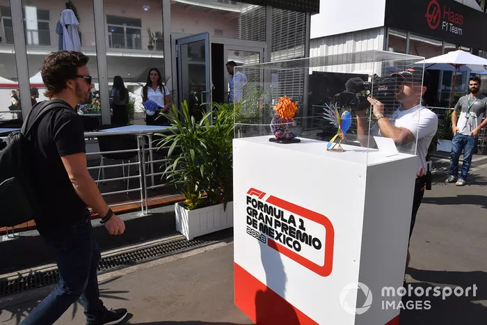 Fernando Alonso, McLaren mira un alebrije