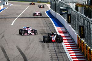 Kevin Magnussen, Haas F1 Team VF-18, voor Esteban Ocon, Racing Point Force India VJM11, en Sergio Perez, Racing Point Force India VJM11