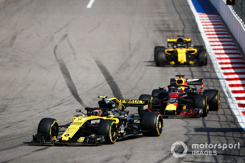 Carlos Sainz Jr., Renault Sport F1 Team R.S. 18, leads Daniel Ricciardo, Red Bull Racing RB14, and Nico Hulkenberg, Renault Sport F1 Team R.S. 18