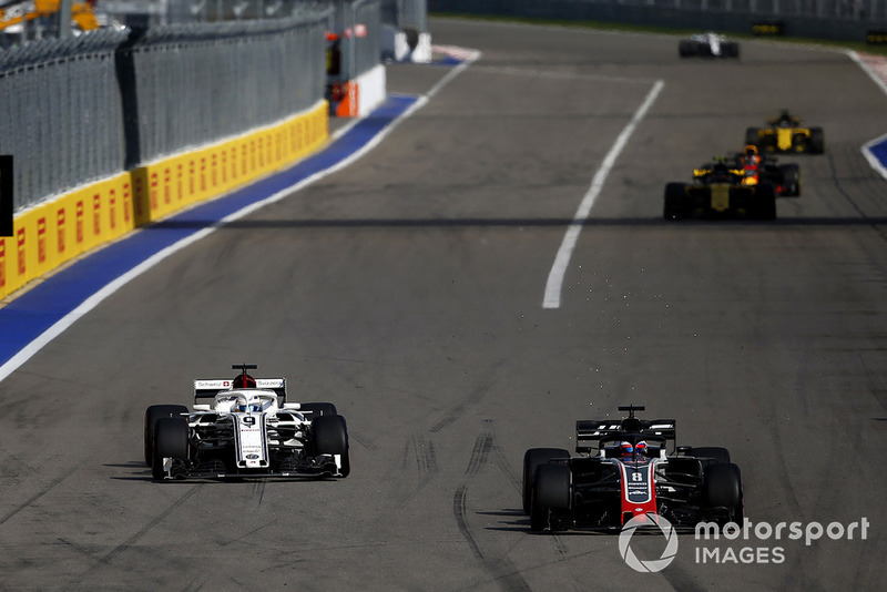 Marcus Ericsson, Sauber C37 ve Romain Grosjean, Haas F1 Team VF-18