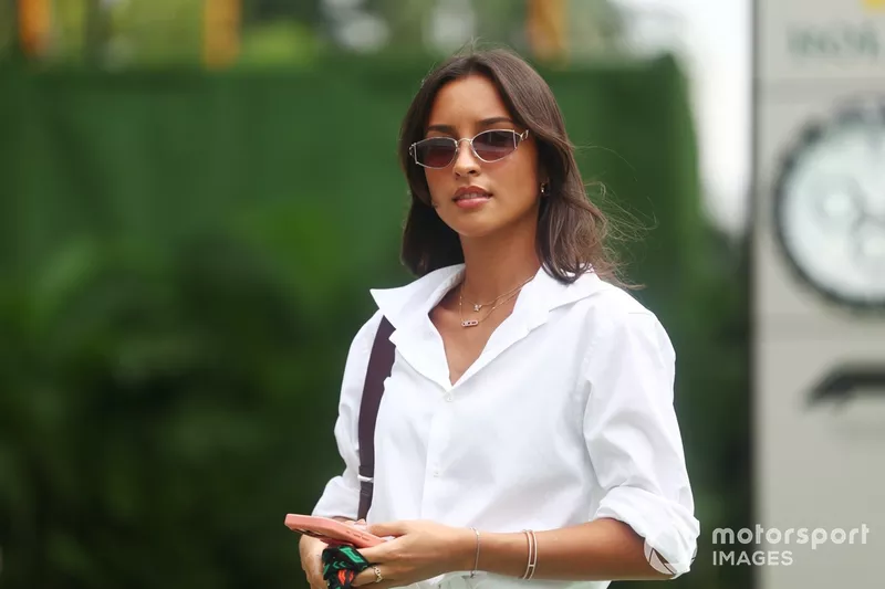 Alexandra Saint Mleux, compagne de Charles Leclerc, arrive sur la piste