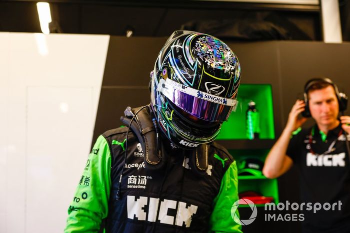 Zhou Guanyu, Stake F1 Team Kick Sauber, se prepara en el garaje