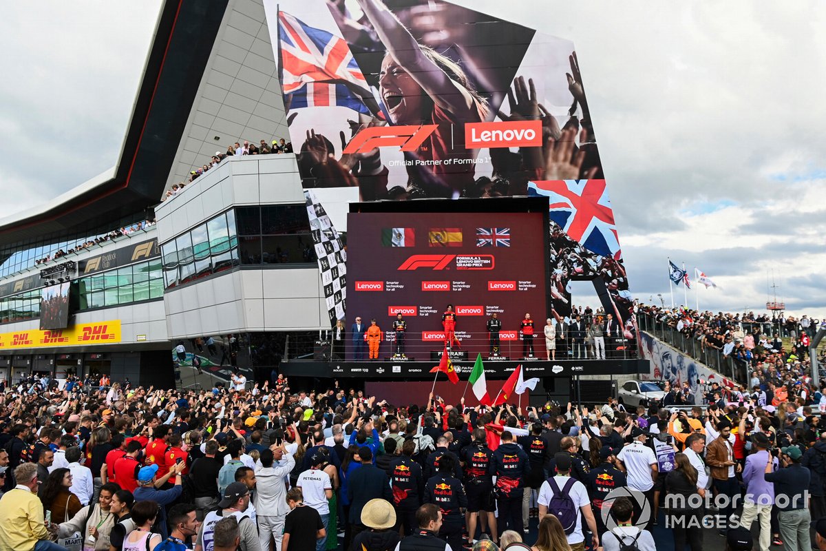Podio: segundo lugar Sergio Pérez, Red Bull Racing, ganador Carlos Sainz, Ferrari, tercer lugar Lewis Hamilton, Mercedes-AMG