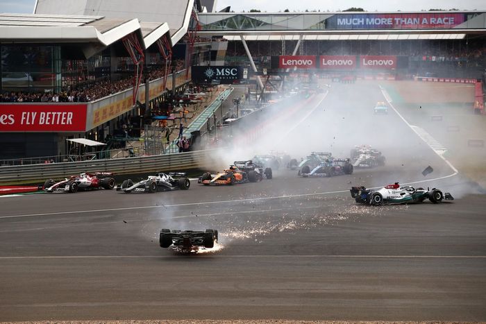 Zhou Guanyu, Alfa Romeo C42 se estrella al inicio de la carrera