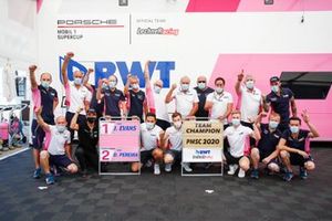 Team champion, Jaxon Evans, BWT Lechner Racing, Dylan Pereira, BWT Lechner Racing with the team