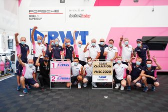 Team champion, Jaxon Evans, BWT Lechner Racing, Dylan Pereira, BWT Lechner Racing with the team