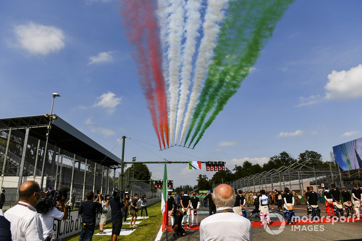 Le Frecce Tricolori sorvolano la griglia prima della partenza con i loro jet trainers Aermacchi MB339A
