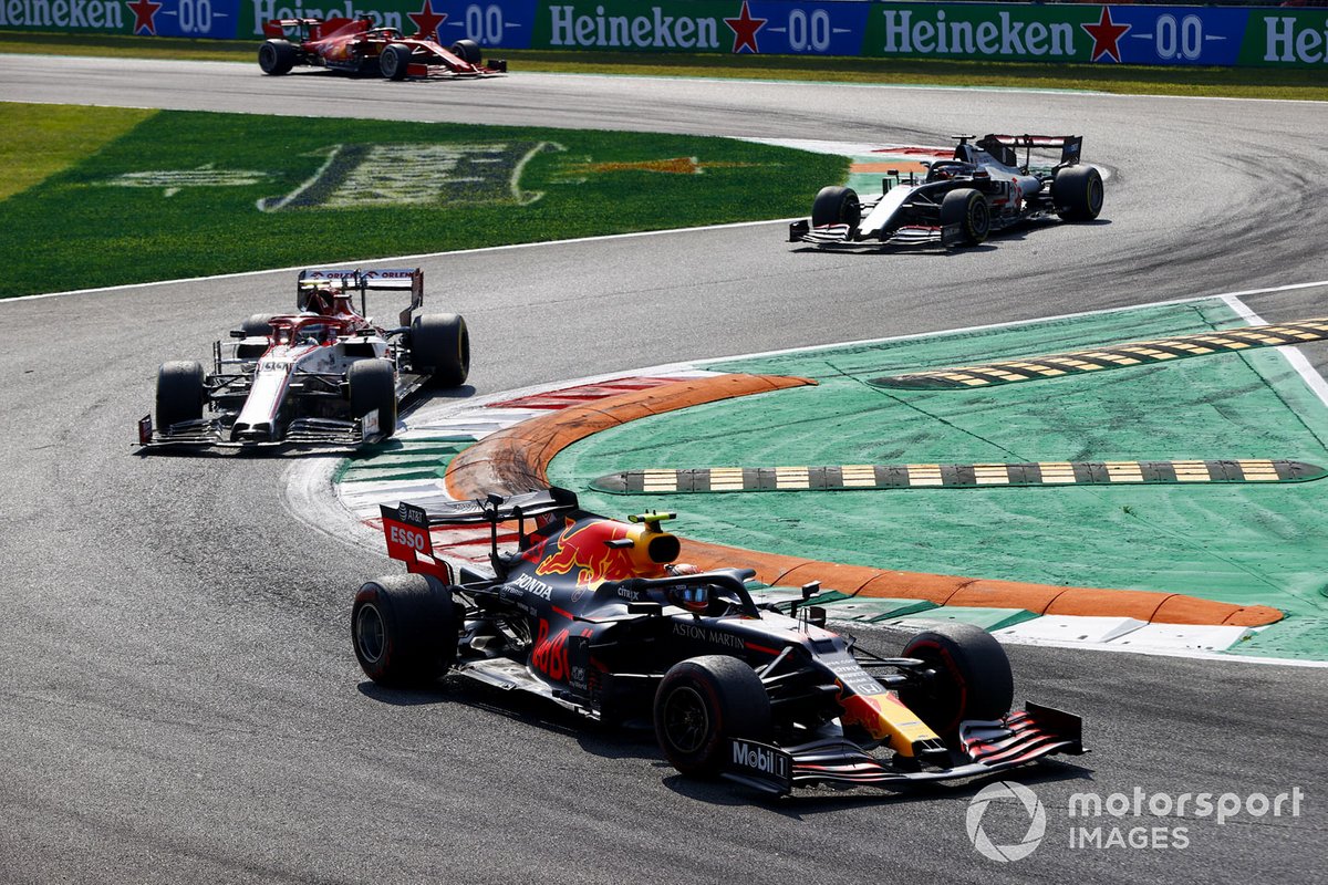 Alex Albon, Red Bull Racing RB16, Antonio Giovinazzi, Alfa Romeo Racing C39, e Romain Grosjean, Haas VF-20