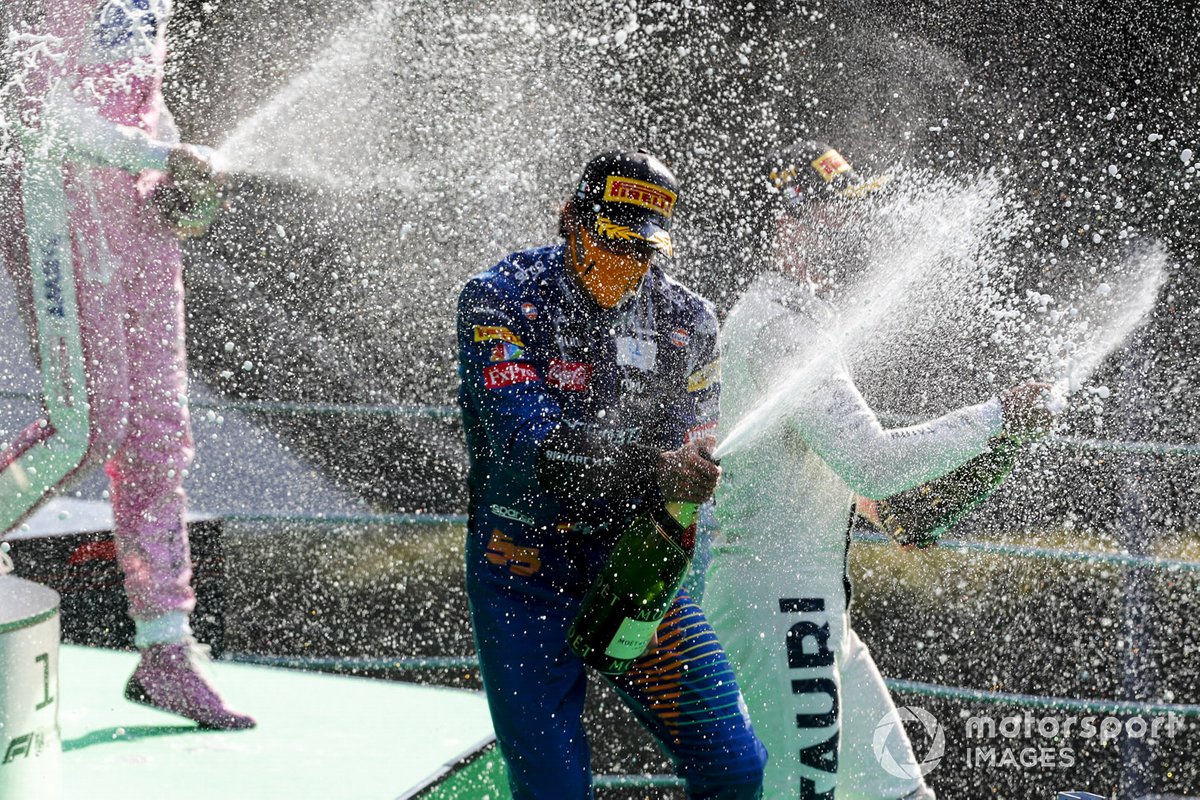 Podio: segundo lugar Carlos Sainz Jr., McLaren, ganador Pierre Gasly, AlphaTauri, y tercer lugar Lance Stroll, Racing Point