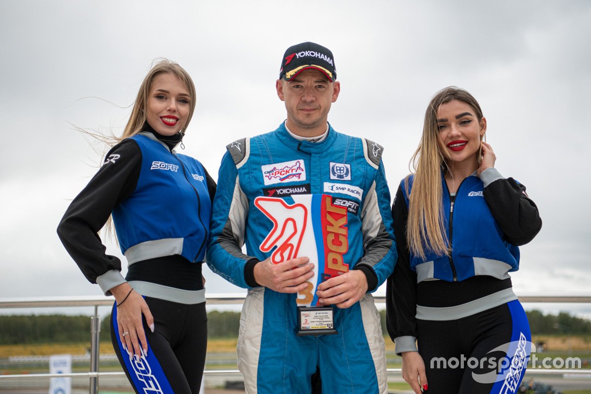 Грид-герлз команды Sofit Racing Team и ее пилот Дмитрий Лебедев