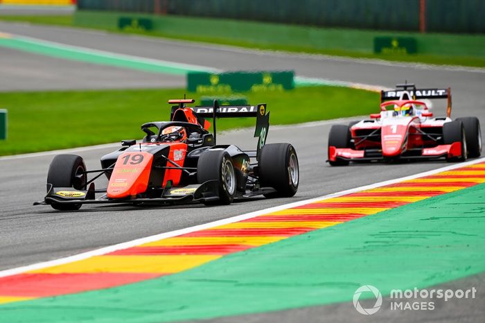 Lukas Dunner, MP Motorsport and Oscar Piastri, Prema Racing 