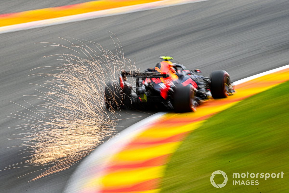 Alex Albon, Red Bull Racing RB16 sacando chispas