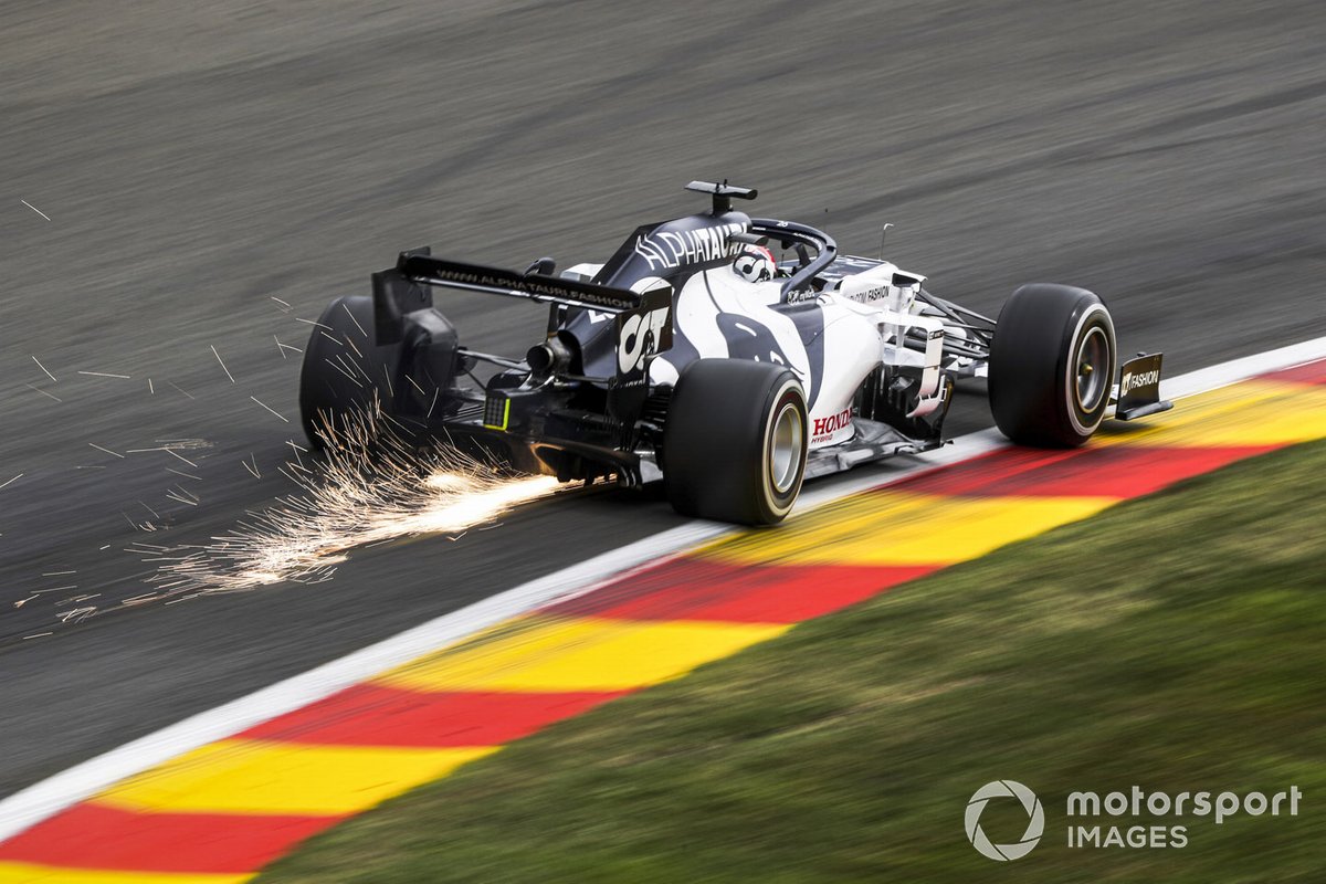 Daniil Kvyat, AlphaTauri AT01 sacando chispas