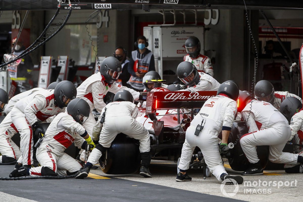 Antonio Giovinazzi, Alfa Romeo Racing C39, pit stop