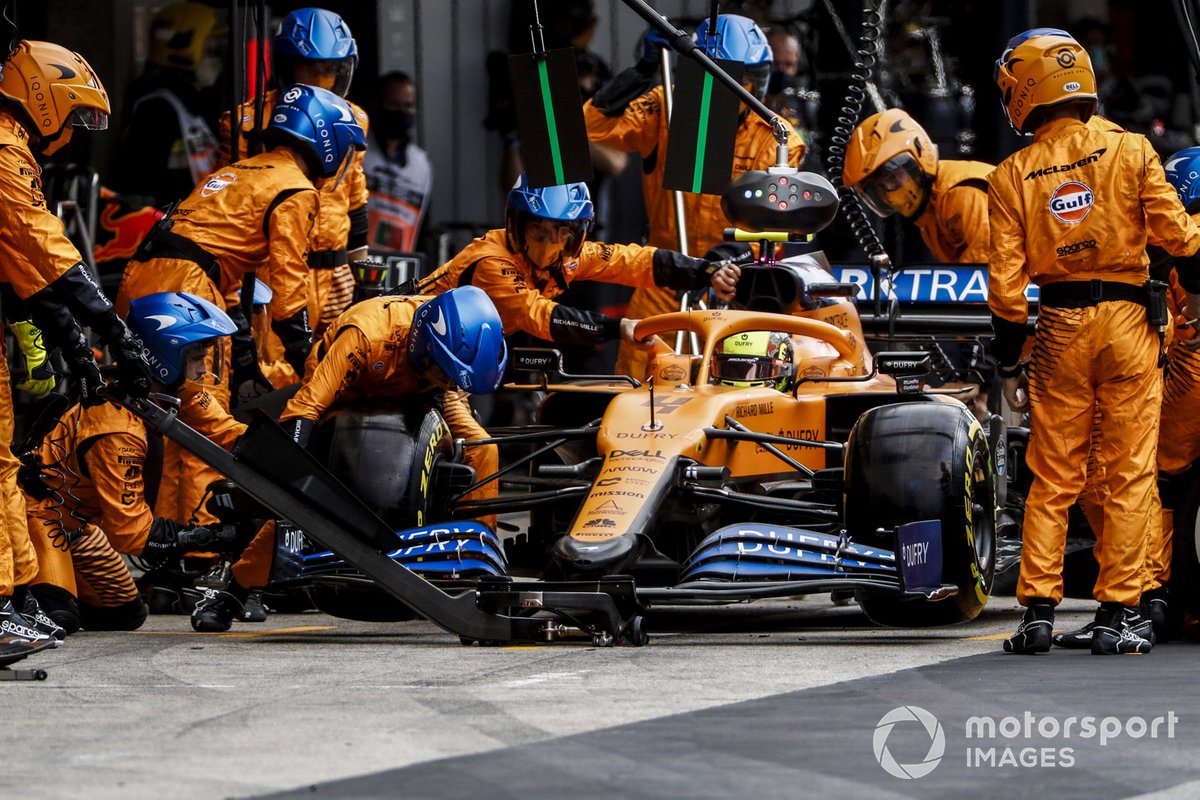 Lando Norris, McLaren MCL35, pit stop