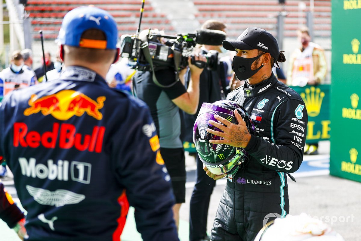 Ganador de la pole Lewis Hamilton, Mercedes-AMG F1 y el tercer puesto Max Verstappen, Red Bull Racing en Parc Ferme