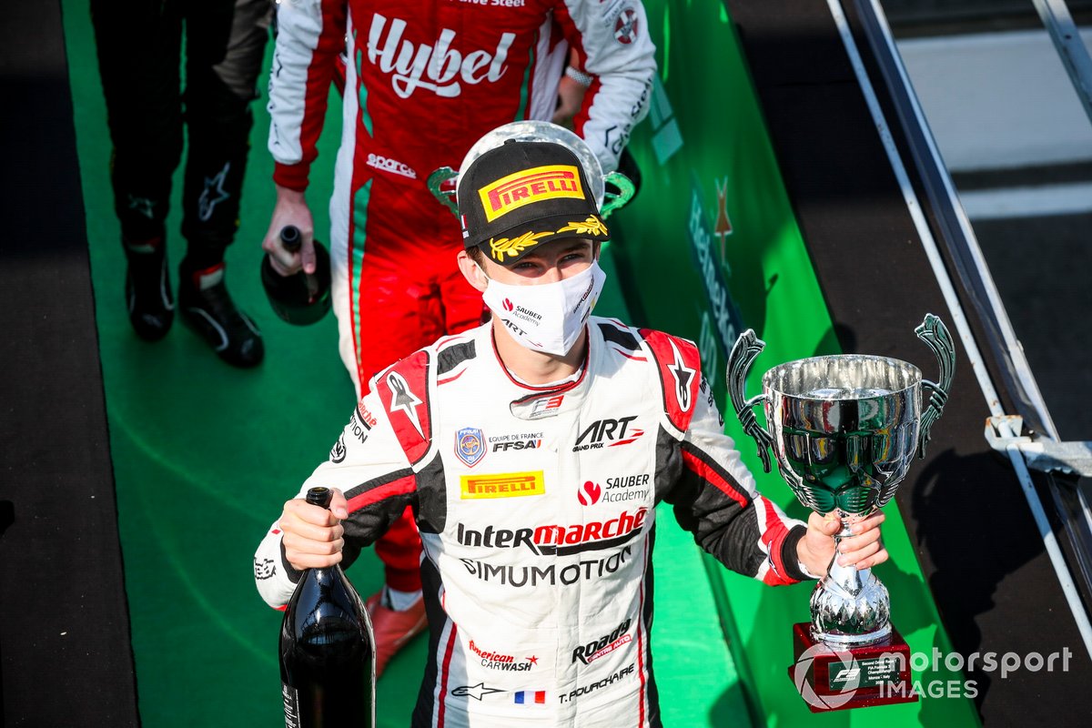 Theo Pourchaire, ART Grand Prix festeggia sul podio con lo champagne e il trofeo