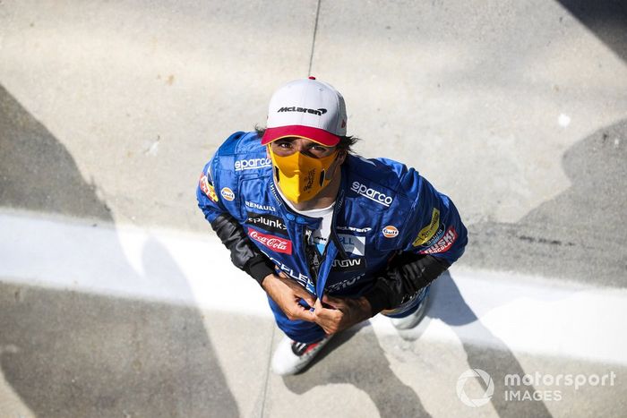Tercer puesto Carlos Sainz Jr., McLaren en Parc Ferme 