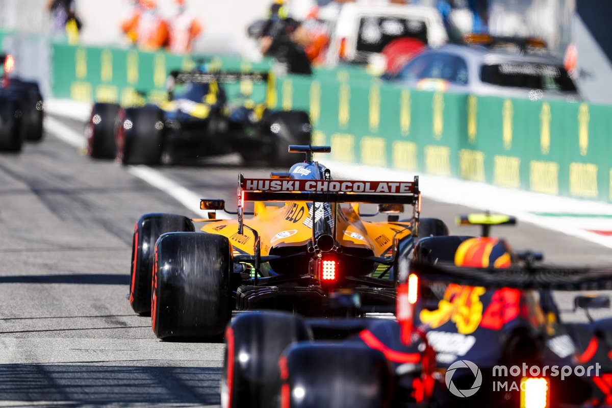 Carlos Sainz Jr., McLaren MCL35, and Alex Albon, Red Bull Racing RB16
