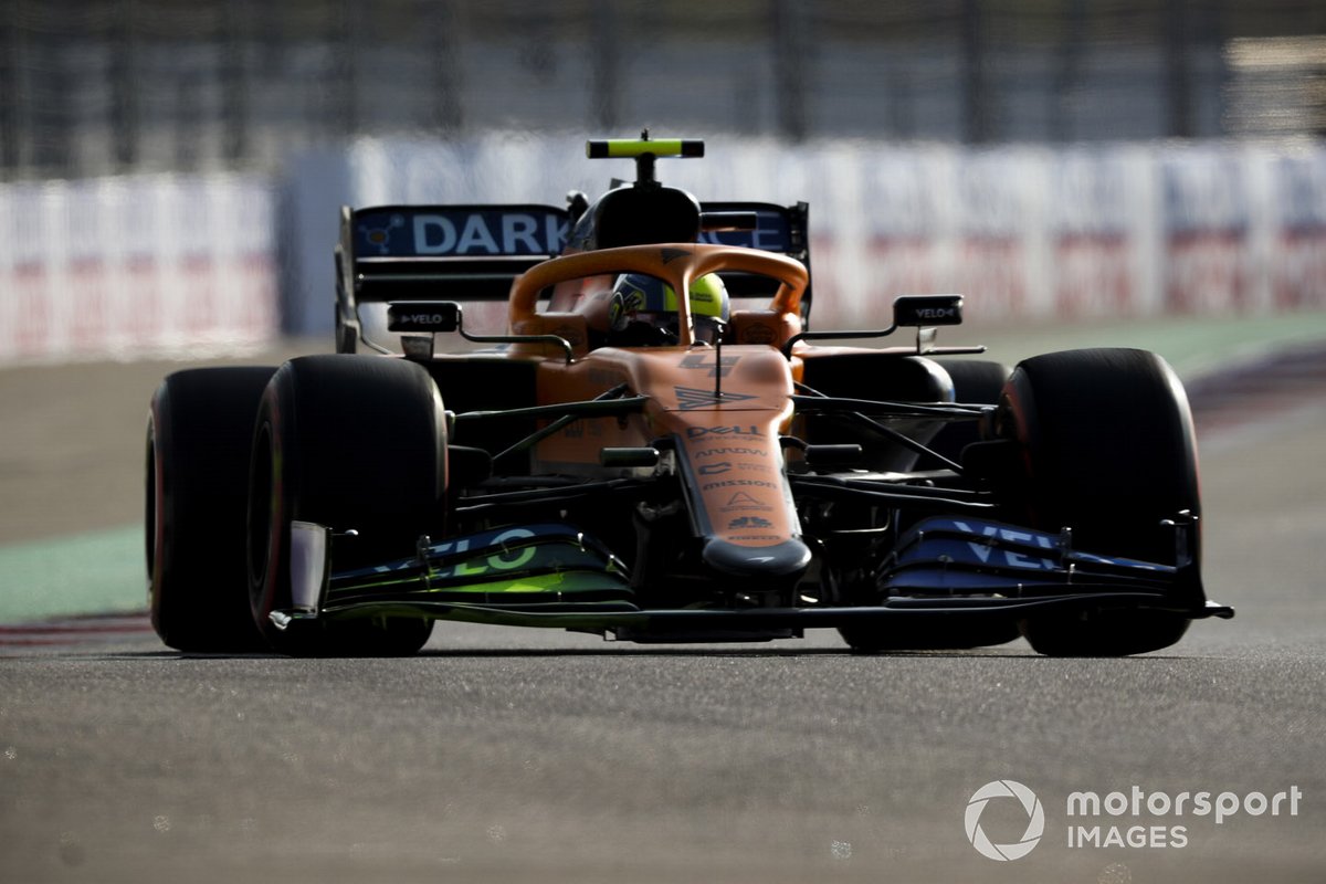 Lando Norris, McLaren MCL35, con la vernice flow-viz