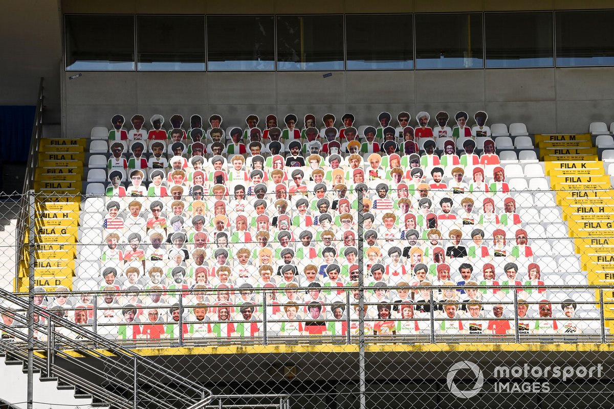 Aficionados falsos en las gradas de Monza