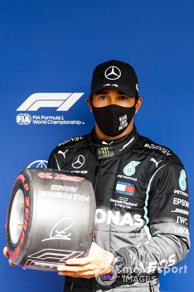 Pole Sitter Lewis Hamilton, Mercedes-AMG F1 celebrates in Parc Ferme with the Pirelli Pole Position Award