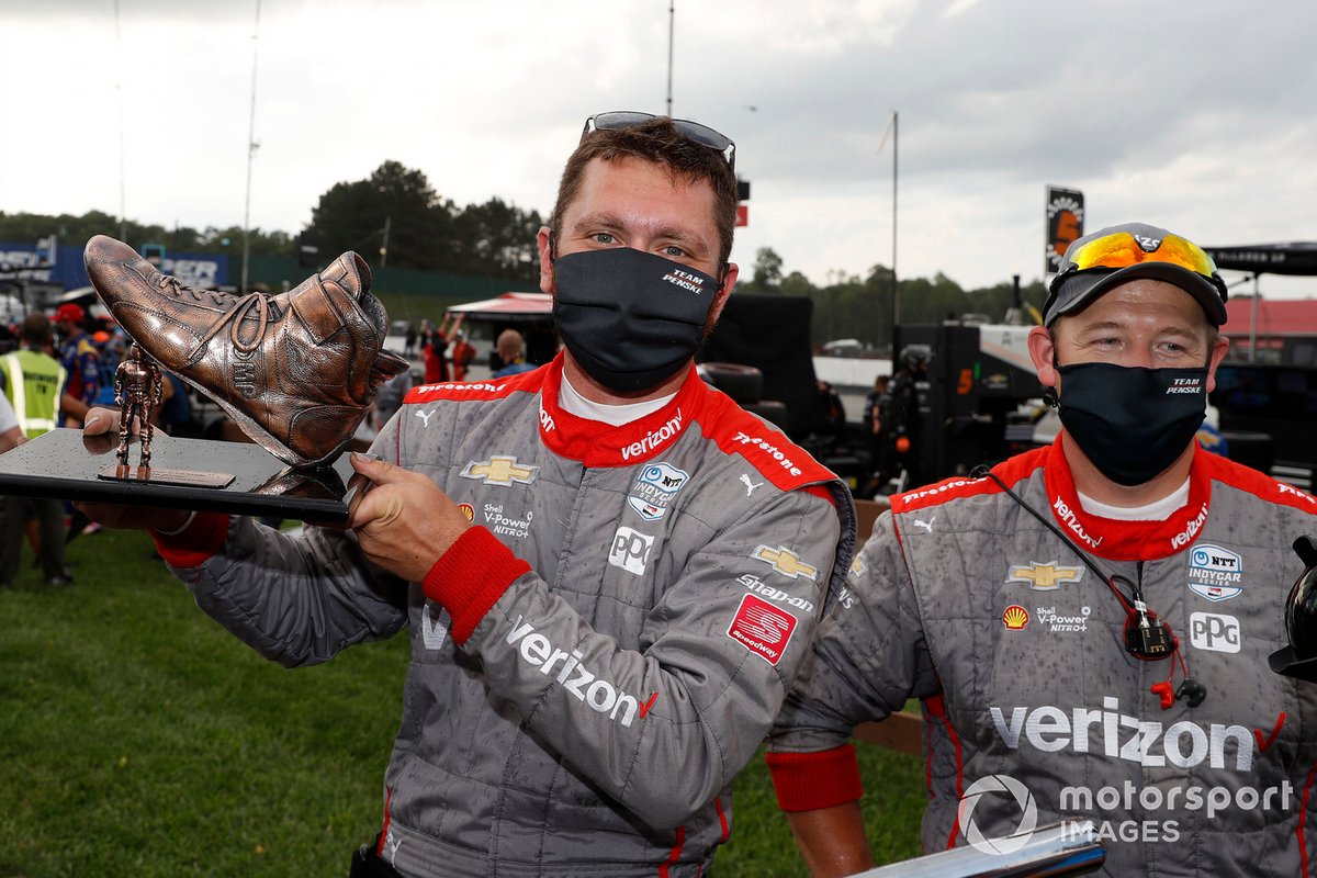 Podio: ganador Will Power, Team Penske Chevrolet y el equipo con el trofeo "Stomping Competitors with my Boot"