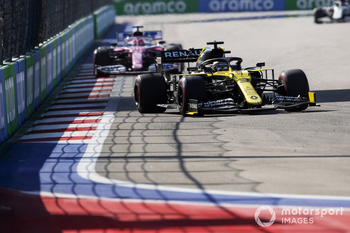Daniel Ricciardo, Renault F1 Team R.S.20, Sergio Pérez, Racing Point RP20