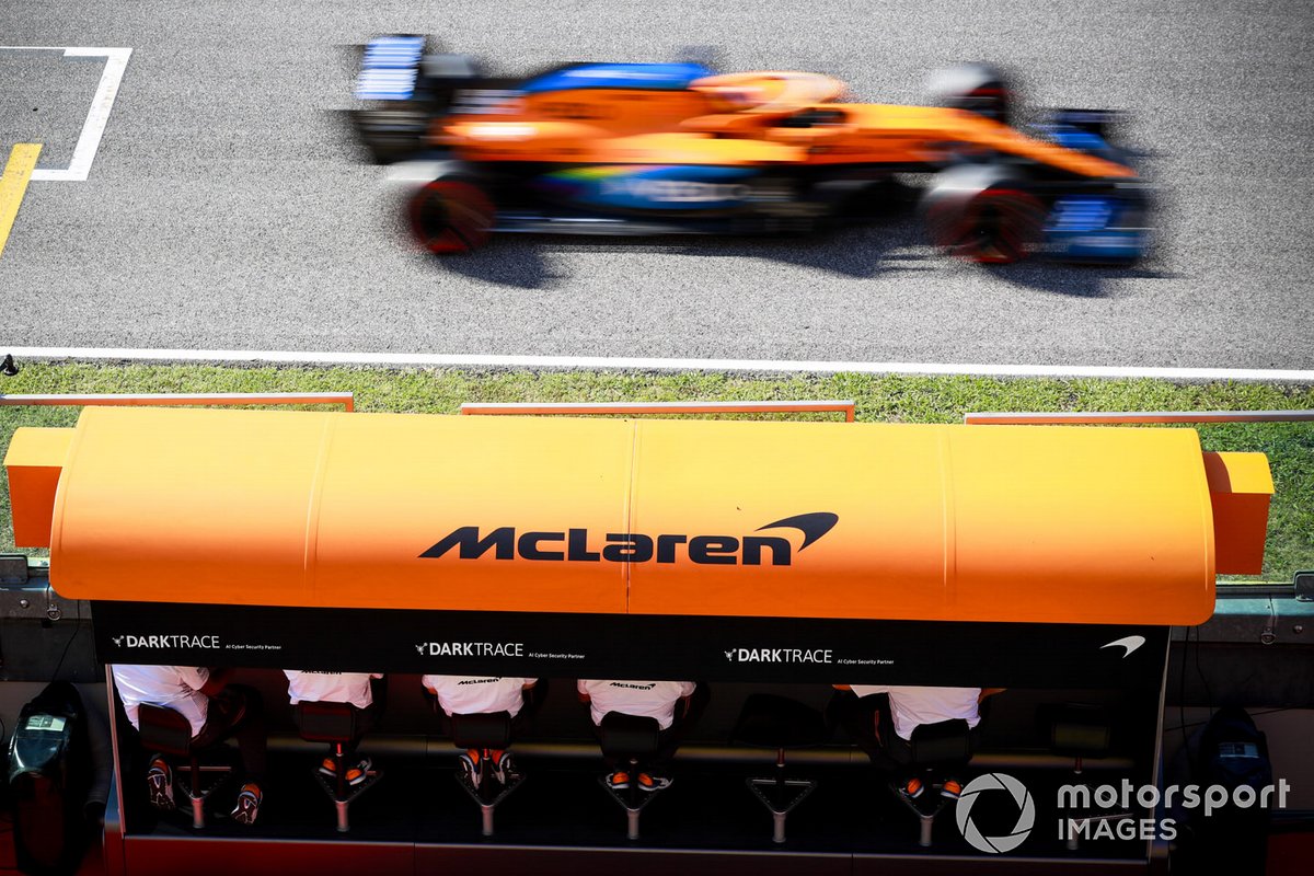 Carlos Sainz Jr., McLaren MCL35, passa davanti al pit wall della McLaren