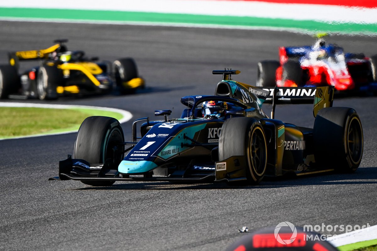 Juri Vips, Dams , davanti a Robert Shwartzman, Prema Racing, e Guanyu Zhou, UNI-Virtuosi